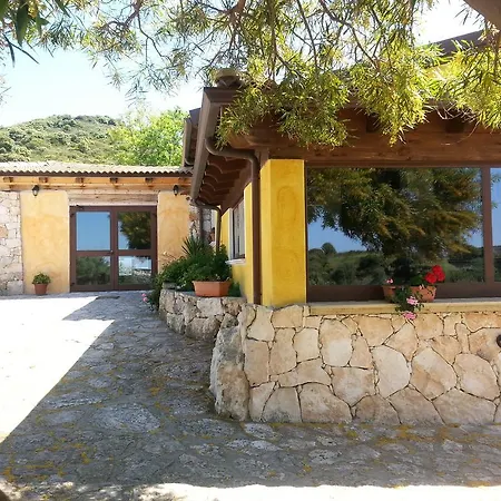 בית חווה Agriturismo Monte Fenosu *